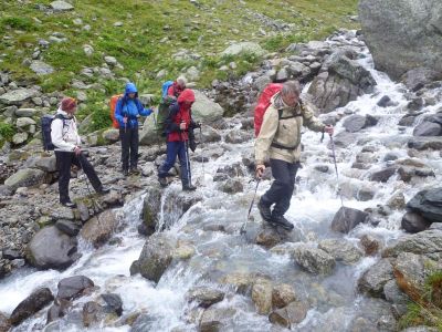 014-Querung eines Gebirgsbaches am Silvretta-Stausee